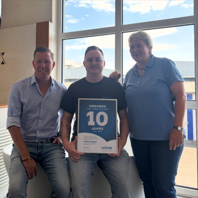 Herzlichen Glückwunsch zum 10-jährigen Firmenjubiläum an Fabian Brandt! 🎉
Seit zehn Jahren ist er ein wichtiger Teil unseres Teams und aus unserer IT-Abteilung nicht mehr wegzudenken. 
Gemeinsam mit der Geschäftsleitung sagen wir: Danke für deinen Einsatz, die großartige Zusammenarbeit und die vielen gemeinsamen Jahre.  Schön, dass du Teil unseres Teams bist!💙
#Firmenjubiläum #10Jahre #Team #Küster #SHK