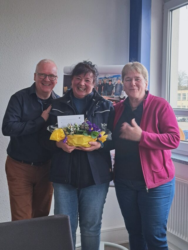 35 Jahre Engagement, Herz und unermüdlicher Einsatz ✨

Heute feiern wir ein ganz besonderes Jubiläum: Seit 35 Jahren ist Andrea ein wertvoller Teil unseres Teams. Mit ihrer Erfahrung, ihrer Leidenschaft und ihrem täglichen Einsatz prägt sie unser Unternehmen auf ganz besondere Weise. 💼

Liebe Andrea, wir sagen von Herzen DANKE für deine Treue, deine Energie und all die gemeinsamen Jahre voller Herausforderungen, Erfolge und schöner Momente. 🙌

Wir sind stolz, dich im Team zu haben und freuen uns auf viele weitere gemeinsame Jahre! 🥂

#35Jahre #Jubiläum #Team #Dankbarkeit