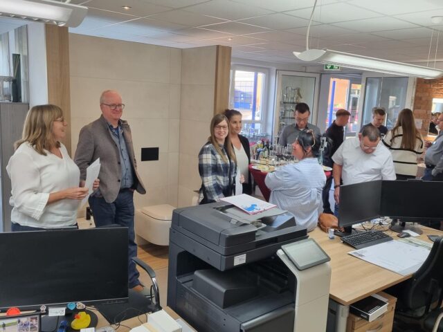 Käse und Wein Tasting in Hildesheim 📍

Am Mittwochabend haben wir ein Kundenevent in unserer Ausstellung unter dem Motto „Käse und Wein Tasting“ mit der wunderbaren Frau Bräunig vom European Cheese Center aus Hannover veranstaltet. 

Wir hatten einen rundum leckeren Abend. 😋 

Vielen Dank an alle teilnehmenden & herzlichen Dank an unsere tollen Partner. 🤝

#mehrspassimbad #wein #käse #ausstellung #event #lecker #veranstaltung #kunden #partner